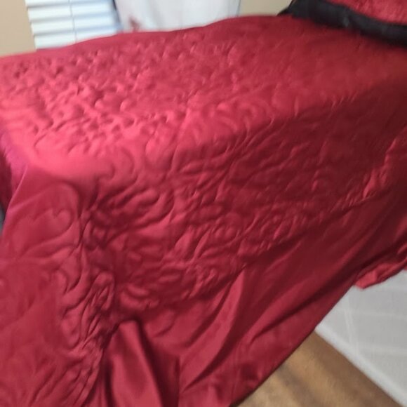 2 Twin Quilted Maroon Bedspreads - Picture 3 of 6